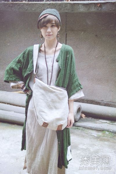 在春天和夏天，你巧妙地使用帆布包，使低调和简单的文学风格。