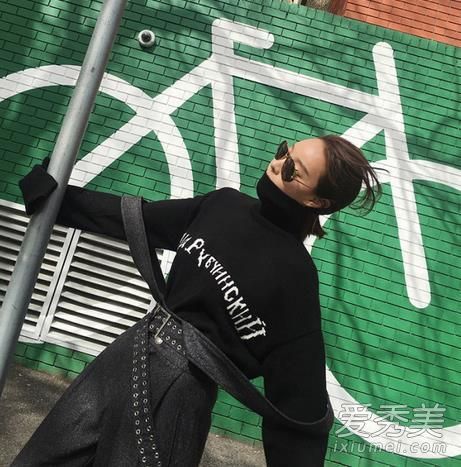 今年流行什么颜色的毛衣？毛衣搭配图片很受欢迎。