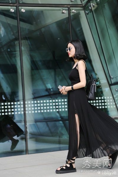 长腿姐夫是最性感的裸腿长叉裙。