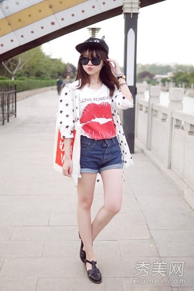 t恤+高腰短裤+平底鞋显高不穿高跟鞋