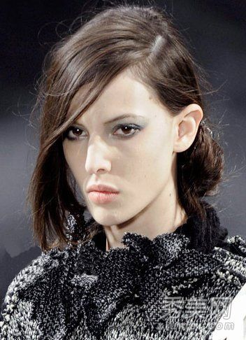 侧开斜刘海发型在2012年春夏时装秀上很流行