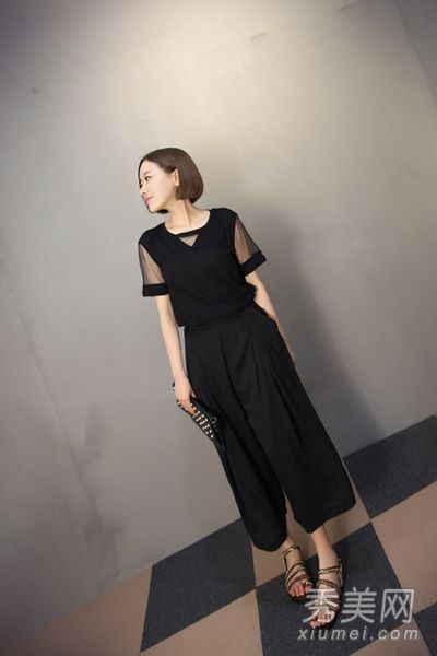 平底凉鞋在夏天最受欢迎，短裤和长裙都很漂亮。