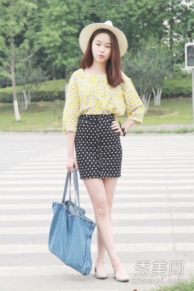 高腰裙显示腰部和薄上衣绑起来变高。