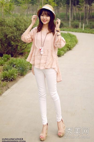 楔形鞋跟鞋搭配打底裤或裙子,打造性感美腿