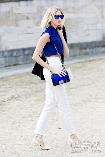 明亮的包点亮夏季服装，并使它们成为焦点。