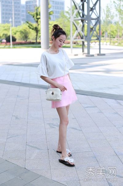 长腿小裙子和拖鞋娇小玲珑。