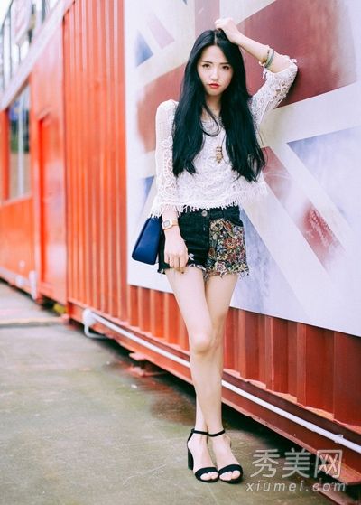 透过上衣、短裤和裙子的朦胧美。不是裸体而是性感。