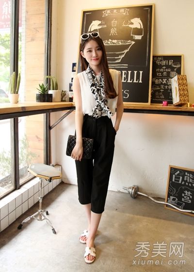 塑料裤腿和短袖的七分裤既干练又优雅。