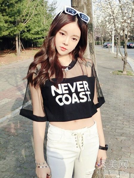 短罩衫,内衣裤或背心,充满女人味