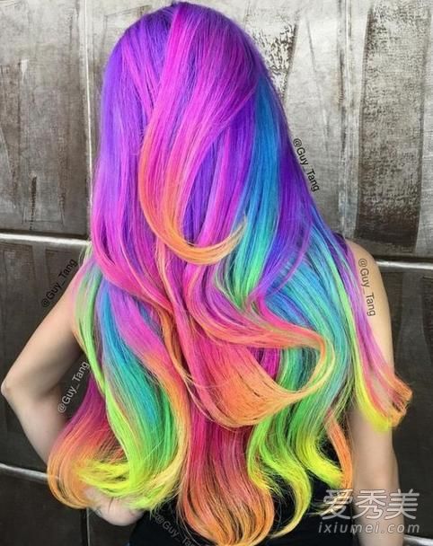 染发的新方法！隐藏的彩虹头发让你的头发有两面