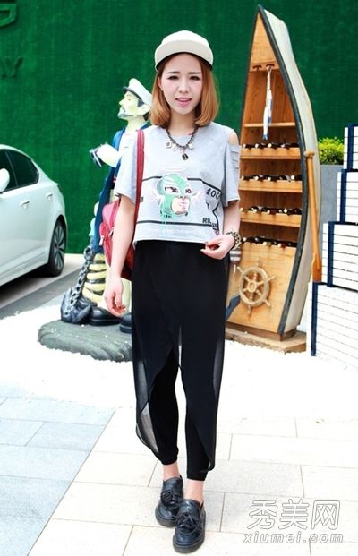 裤子穿时尚的款式，t恤穿起来舒适又现代。