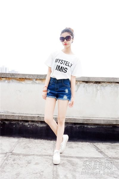 白色t恤是最百搭的，配裙子和裤子简单又时尚
