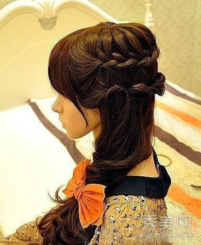 如何在冬天为卷发扎花环，编织头发+马尾辫迷人的新形象