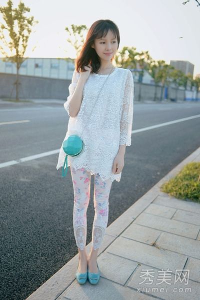 印花裤子搭配t恤或衬衫很好看