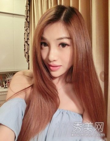 性感的妈妈吴玟萱看起来像一个41岁的女孩,留着完美的反年龄发型。