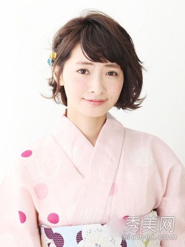 最新的短发编织教程用简单的装订方法展示了小脸蛋的美丽。