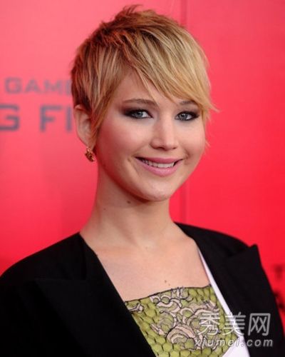 《饥饿2》的女主持人劳伦斯的发型超级短,时尚又帅气。