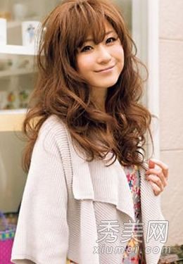 日本动感的长卷发风格让秋冬不再单调。