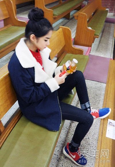 牛仔裤和完美身材的冬季外套