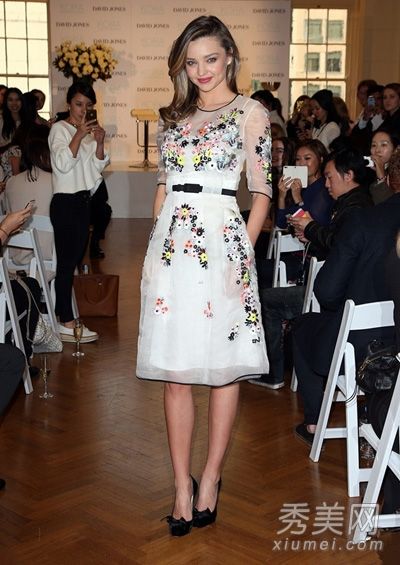 米兰达穿裙子和裤子会很好看。