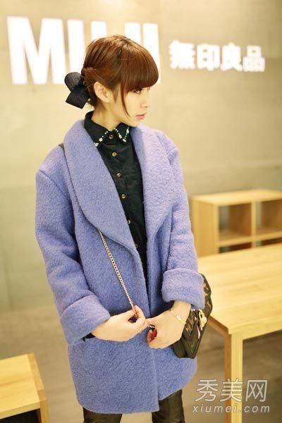 明亮的羊毛大衣打破了冬天的暗黑色和白灰色