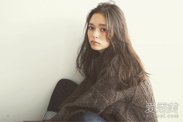 我想剪刘海。看,这里夏天流行五种刘海。