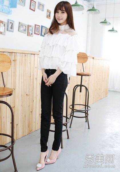 荷叶边外套+绑腿护腰和腹部,露出细腿。