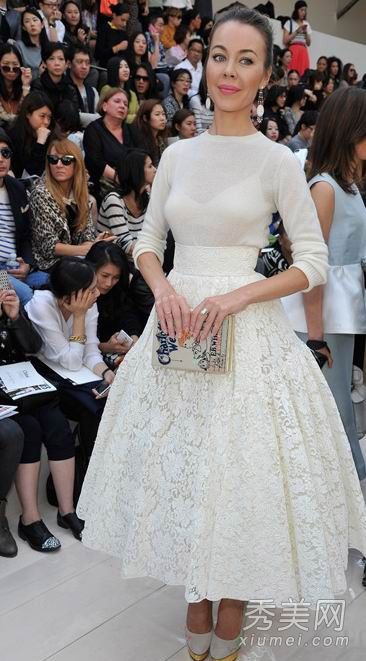 社交名媛Ulyana手袋精致小巧。