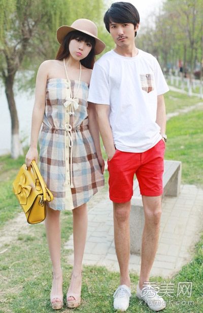 甜蜜的春夏季情侣为五一假期穿的衣服
