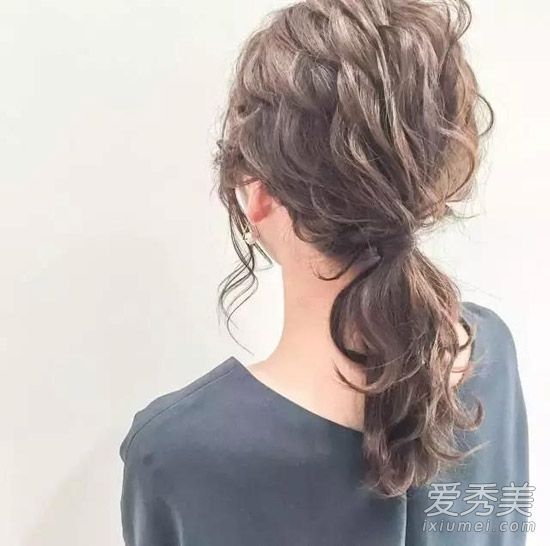 不管别人怎么说,在夏天留一头有空感觉的长发是最时尚的。