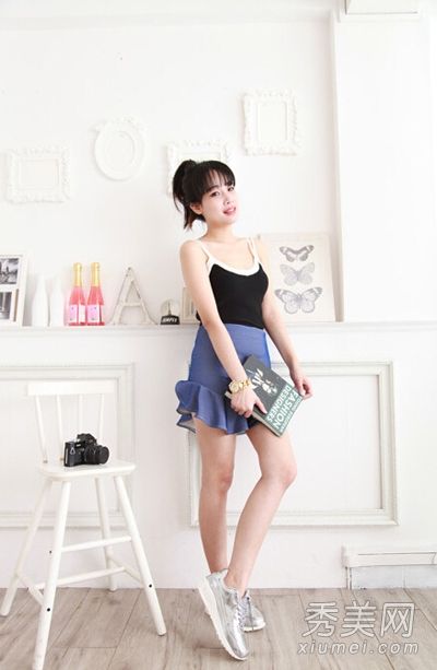 背心和迷你裙适合家庭和工作。