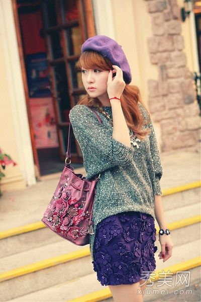 宽松的毛衣搭配短裙和冬季时尚的内饰连衣裙