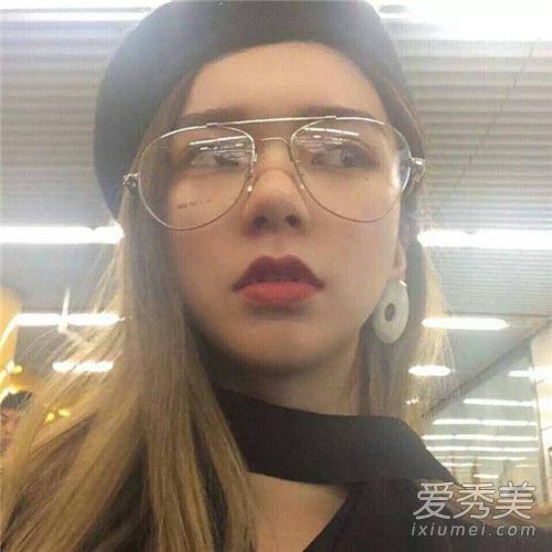 黄头发戴什么颜色的帽子?黑色是多才多艺和英俊的。