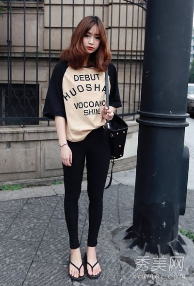 小脚裤配平底鞋或拖鞋这样去购物