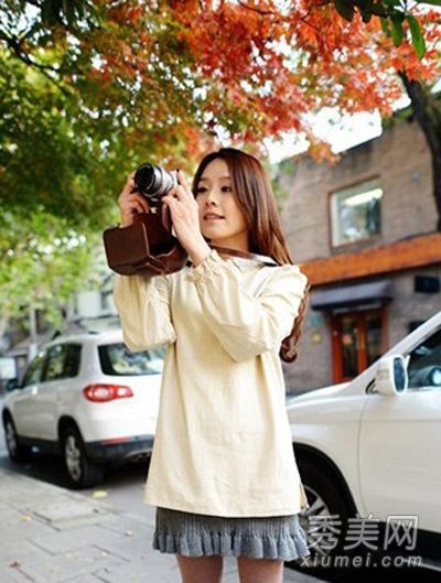 在冬天，搭配方案是让底衣和裙子看起来甜美悦目。