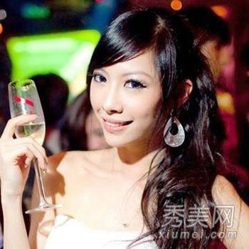 夜总会女孩的酷辣风格演绎时尚妆容。