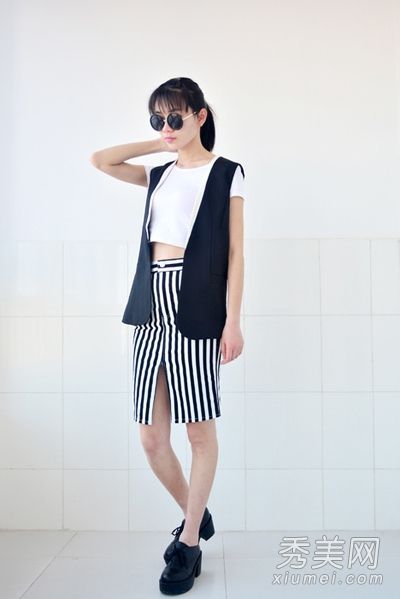 略胖的女性在夏天穿裙子，中等长度的马甲苗条时尚。