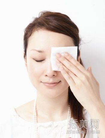 眼部卸妆只需3个步骤来清洁和更新
