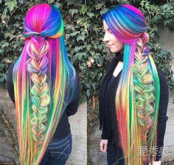 你还染单一颜色的头发吗?外国人开始在头上画彩虹。