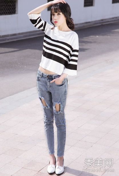 有洞的露肚牛仔裤既帅气又个性化。