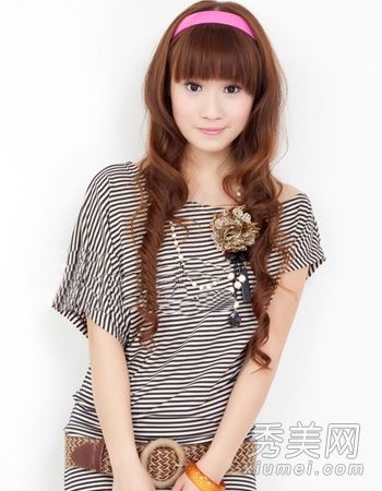 卷发,卷发,甜美的头发,女孩的最爱。