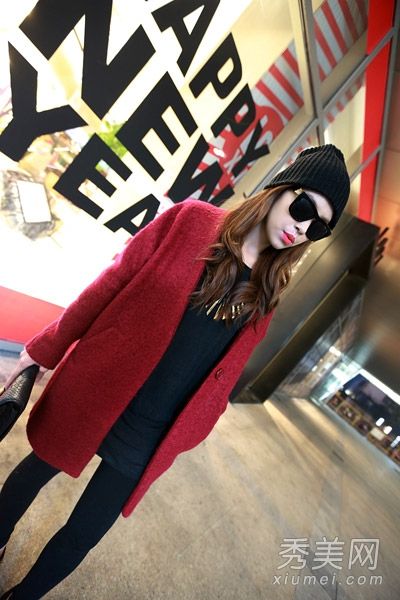 羊毛大衣最好在新年时和连衣裙搭配