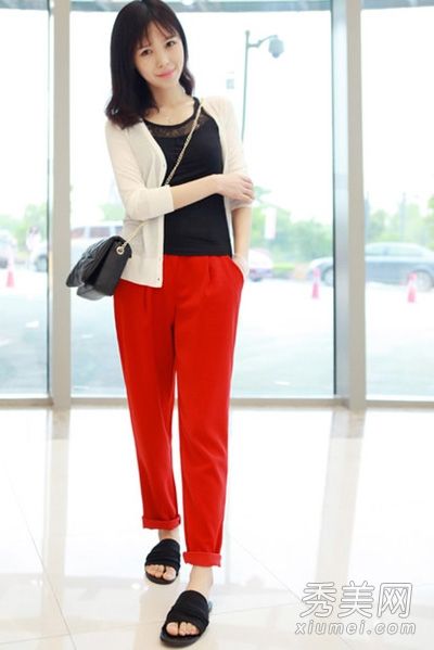 宽松裤和粗腿的t恤让你看起来很瘦。