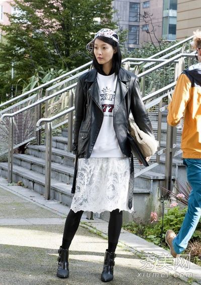 当蕾丝遇到透视效果时，如果它隐约出现，会更性感。