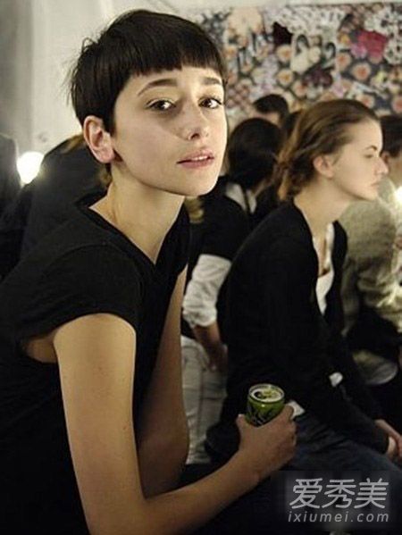 拒绝假时尚!时尚人士已经变成了又丑又可爱的“狗啃式刘海”