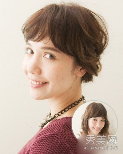 在最新的秋冬季头发打结教程中,长发被漂亮地排列。