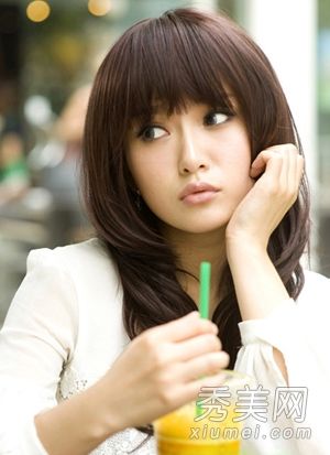 2011年，最受欢迎的日本发型、瘦脸和可爱的眼睛吸引了最多的注意力。