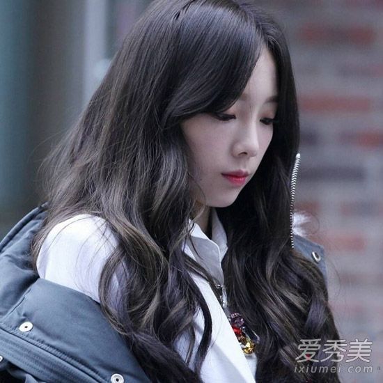 韩国明星展示时尚金发让女孩成为女王