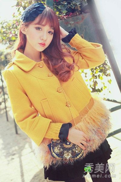 如何搭配羊毛外套和短裙甜美的风格是最美丽的