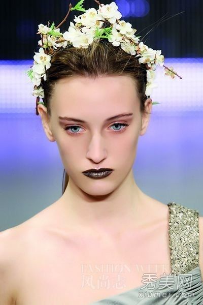 浪漫的发髻，精致的发型，在t台上优雅的姿态